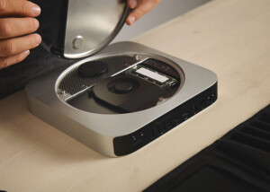 Öffnen eines Mac Mini für Wartungsarbeiten auf Tisch